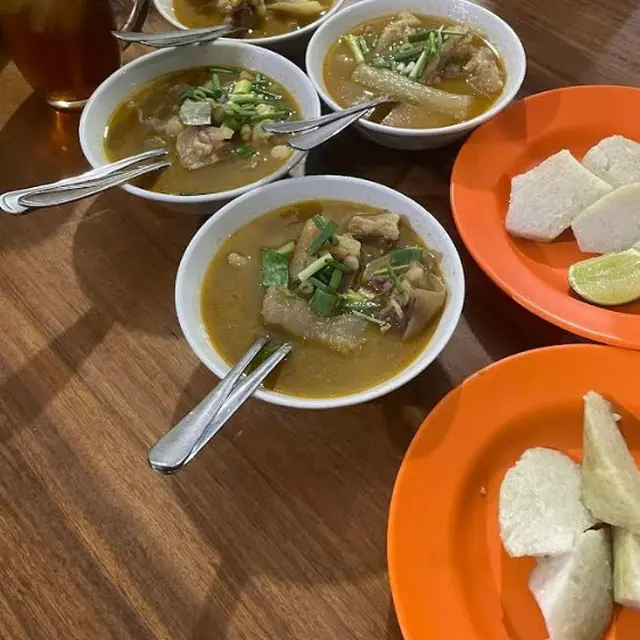 Rekomendasi Tempat Makan Lontong Kikil Enak di Surabaya