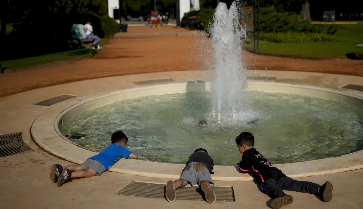 Suhu di ibu kota negara Amerika Selatan itu mencapai 30,1 derajat Celcius pada hari Selasa, mengalahkan rekor sebelumnya untuk hari pertama bulan Agustus dengan lebih dari lima derajat. (AP Photo/Natacha Pisarenko)