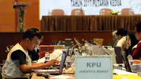 Petugas memasukan data hasil penghitungan suara Pilkada DKI Jakarta putaran kedua di Auditorium Bina Karna, Kamis (20/4). Input data ini menggunakan formulir C1 atau sertifikat hasil penghitungan suara. (Liputan6.com/Helmi Fithriansyah)
