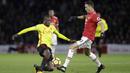 Pemain Watford, Abdoulaye Doucoure (kiri) mencoba melewati adangan pemain Manchester United, Nemenja Matic pada lanjutan Premier League di Vicarage Road stadium, Watford, (28/11/2017). MU menang 4-2. (AP/Matt Dunham)
