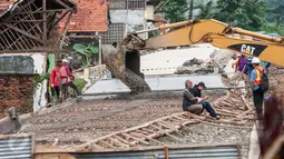 Pekerja menyelesaikan pembangunan jalan Inspeksi di kawasan kali Ciliwung Kalibata, Jakarta, Rabu (30/11). Keberadaan jalan ini diharapkan menambah ruang terbuka hijau, jalur pejalan kaki, dan jalur sepeda. (Liputan6.com/Gempur M Surya)