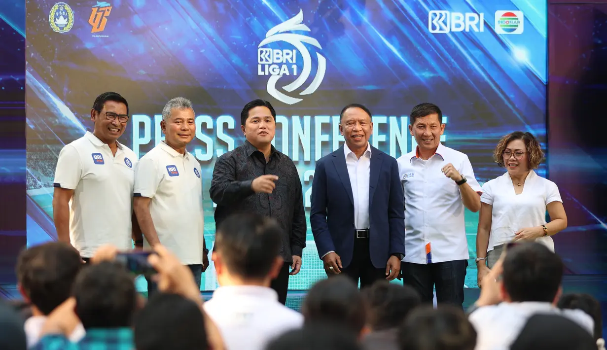 Ketum PSSI Erick Thohir (ketiga kiri) bersama Waketum PSSI Zainudin Amali (ketiga kanan), Dirut BRI Sunarso (kedua kiri), Wadirut BRI Catur Budi Harto (kiri), Dirut LIB Ferry Paulus (kedua kanan) dan Direktur Programming SCM Harsiwi Achmad (kanan) saat peluncuran BRI Liga 1 2023/2024 di Jakarta, Senin (26/6/2023). (Bola.com/Abdul Aziz)