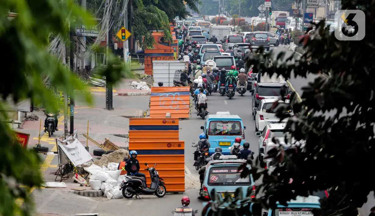 Kendaraan terjebak kemaceten di sepanjang Jalan Otista Raya, Jatinegara, Jakarta, Kamis (10/9/2019). Kemacetan disebabkan karena terdapat banyak titik di ruas jalan tersebut yang sedang mengerjakan proyek pembangunan trotoar dan galian kabel. (Liputan6.com/Faizal Fanani)