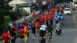 Sejumlah peserta berlari saat mengikuti "Brimob RUN 2017" di Kelapa Dua, Depok, Minggu Pagi (3/12). Kegiatan ini dalam rangkaian Peringatan Hut Korps Brimob Polri ke-72. (Liputan6.com/JohanTallo)