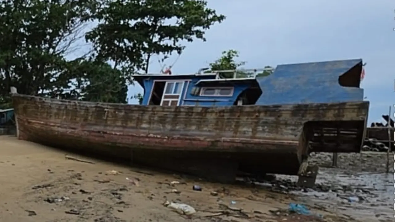 Kapal KM JOI I diamankan Pangkalan TNI Angkatan Laut Bangka Belitung di Dermaga Tanjung Tuing, Kecamatan Riau Silip, Bangka, pada 5 Februari 2025. (Dok Kementerian ESDM)