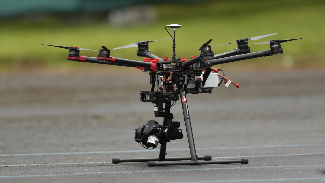 Drone atau pesawat nirawak digunakan untuk memantau keamanan di lokasi latihan Timnas Inggris