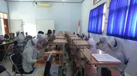 Siswa SMA Muhipo saat melaksanakan try out dengan menggunakan komputer. (Liputan6.com / Dian Kurniawan)