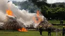 Petugas Damkar Kenya memantau pembakaran gading gajah di Nairobi National Park, Kenya (30/4). Petugas memusnahkan sekitar 105 ton gading hasil penyitaan dari penyelundup dan pemburu. (Reuters/Thomas Mukoya)