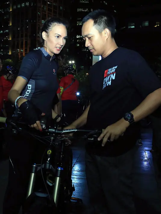 "Jadi sebenarnya (waktu itu) aku kesiangan, jadi terlalu panas. Benar-benar jam 12 (siang) banget kita mainnya. Dan jalurnya memang sudah dikasih tahu kalau kita bakal ngelewatin sawah, tanah, aspal, naik turun," kata Nadine. (Deki Prayoga/Bintang.com)