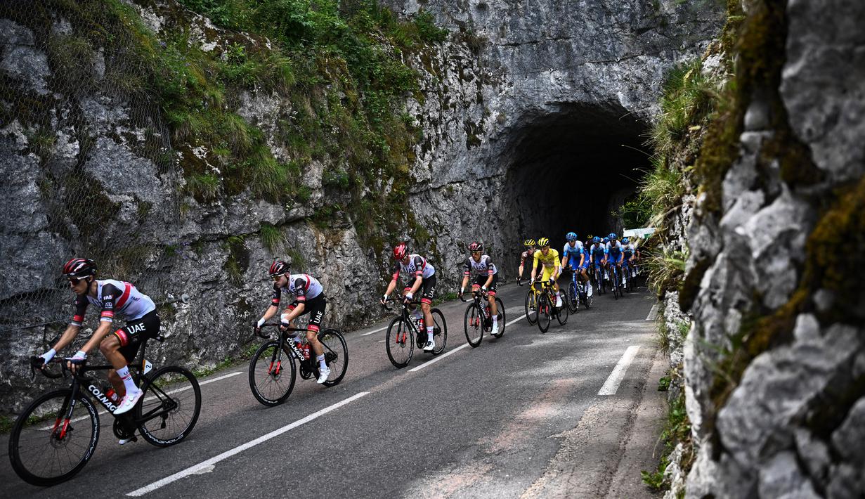 Sejumlah pembalap melintasi terowongan di kawasan Dole pada ajang Tour de France 2022. (AFP/Anne-Christine Poujoulat)