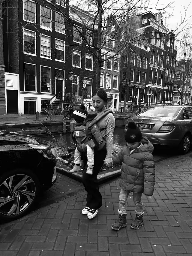 Nikita Willy bersama Baby Izz di Amsterdam (Instagram/nikitawillyofficial94)