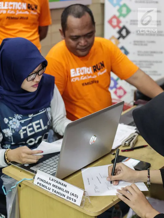Warga mengisi dokumen saat mengurus formulir A5 atau surat pindah memilih di Kantor KPU Kota Jakarta Pusat, Minggu (17/2). KPU membagi layanan pengurusan pindah memilih menjadi dua tahap untuk menghindari penumpukan. (Liputan6.com/Faizal Fanani)