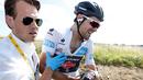 Tom Dumoulin pembalap asal Belanda (kanan) dibawa petugas usai menjadi korban kecelakaan yang melibatkan puluhan pebalap sepeda saat babak ketiga Tour de France dari Anvers ke Huy di Belgia, Senin (6/7/2015). (REUTERS/Eric Gaillard)