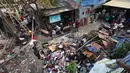 Aktivitas warga dan petugas di lokasi bekas kebakaran di permukiman padat penduduk di Jalan Kemayoran Gempol belakang Pasar Jiung, Kelurahan Kebon Kosong, Kecamatan Kemayoran, Jakarta Pusat, Selasa (2/6/2026). (Kapanlagi.com/Budy Santoso)