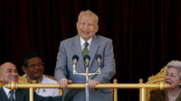 Mantan Raja Kamboja, Norodom Sihanouk, berpidato dalam sebuah upacara di Istana Kerajaan pada 30 Oktober 2011, bersama Raja Norodom Sihamoni, putranya (kiri), dan Ratu Norodom Monineath Sihanouk, istrinya. Dalam pidatonya, mendiang raja mengatakan bahwa ia akan berada di Kamboja selamanya. (Foto: Khem Sovannara/AFP)
