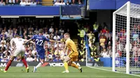 Gelandang Chelsea, Christian Pulisic, berusaha membobol gawang Sheffield United pada laga Premier League di Stadion Stamford Bridge, London, Sabtu (31/8). Kedua klub bermain imbang 2-2. (AP/John Walton)