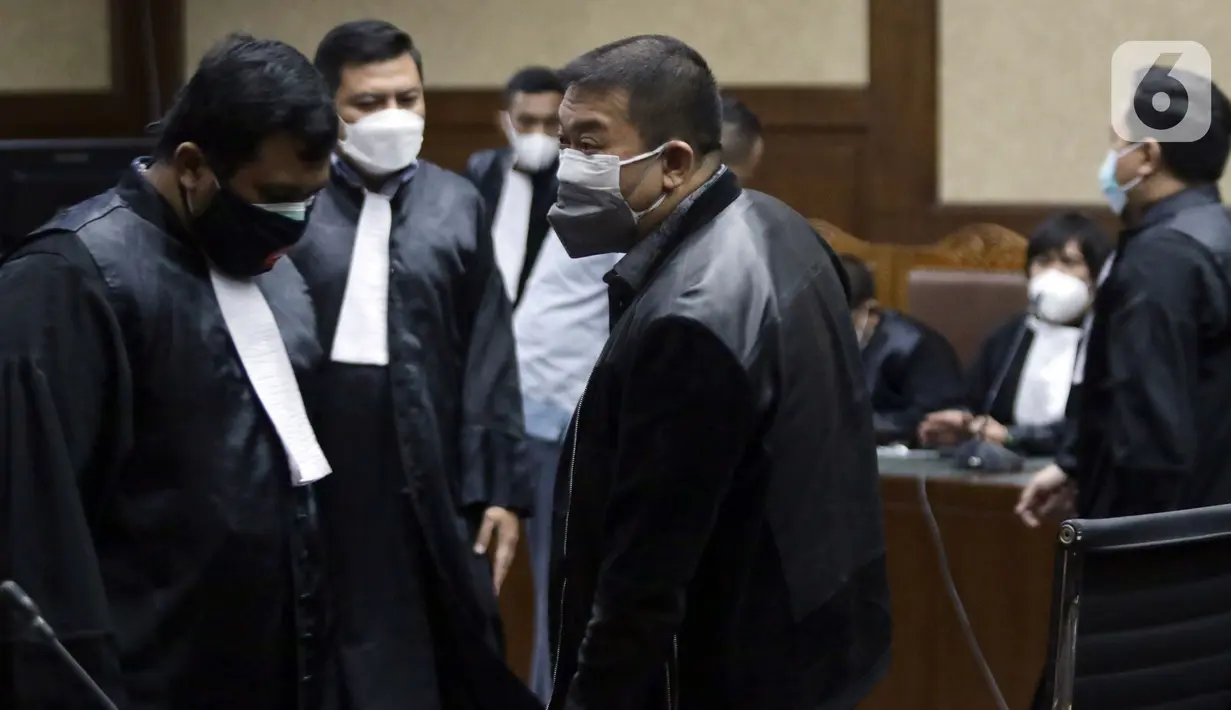 Terdakwa dugaan tindak pidana korupsi pengadaan tanah di Munjul, Rudy Hartono Iskandar (tengah) usai sidang pembacaan tuntutan di Pengadilan Tipikor Jakarta, Kamis (10/2/2022). Rudy Hartono Iskandar dituntut pidana penjara selama 7 tahun dan denda 500 juta. (Liputan6.com/Helmi Fithriansyah)