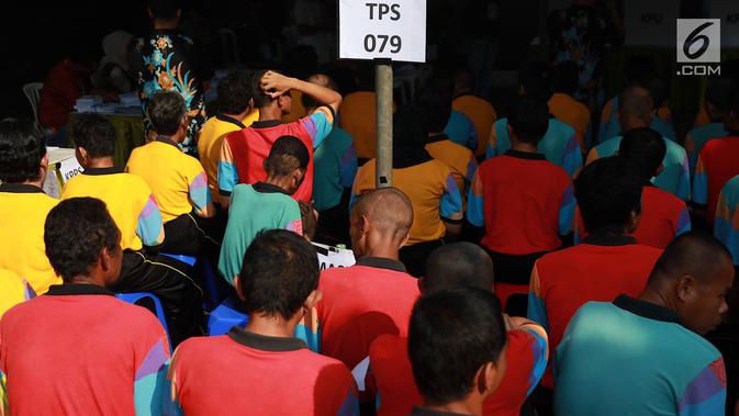 Penghuni Panti Sosial Bina Laras Harapan Sentosa (PSBLHS) 2 menunggu untuk menggunakan hak pilihnya dalam pemilu serentak di Cipayung, Jakarta, Rabu (17/4). Pada Pemilu 2019, total pemilih dengan disabilitas grahita dan mental yang masuk DPT berjumlah 54.295 pemilih. (Liputan6.com/Immanuel Antonius)