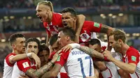 Para pemain Kroasia merayakan gol yang dicetak oleh Luka Modric ke gawang Nigeria pada laga Piala Dunia di Stadion Kaliningrad, Rusia, Minggu (17/6/2018). Kroasia menang 2-0 atas Nigeria. (AP/Petr David Josek)