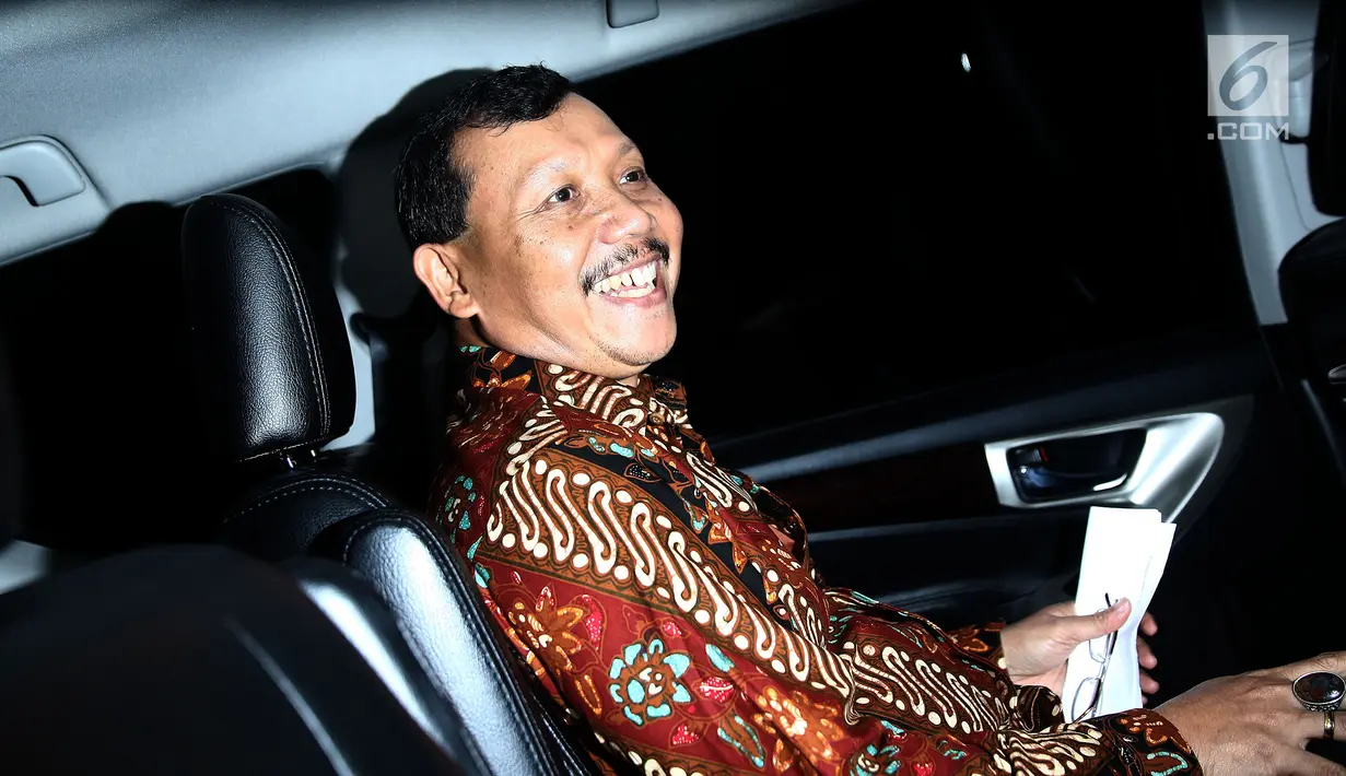 Sekretaris Daerah (Sekda) Jawa Barat Iwa Karniwa memasuki kendaraan usai menjalani pemeriksaan di Gedung KPK, Jakarta, Kamis (29/11). Iwa diperiksa terkait kasus suap pengurusan izin pembangunan Meikarta. (Liputan6.com/Herman Zakharia)