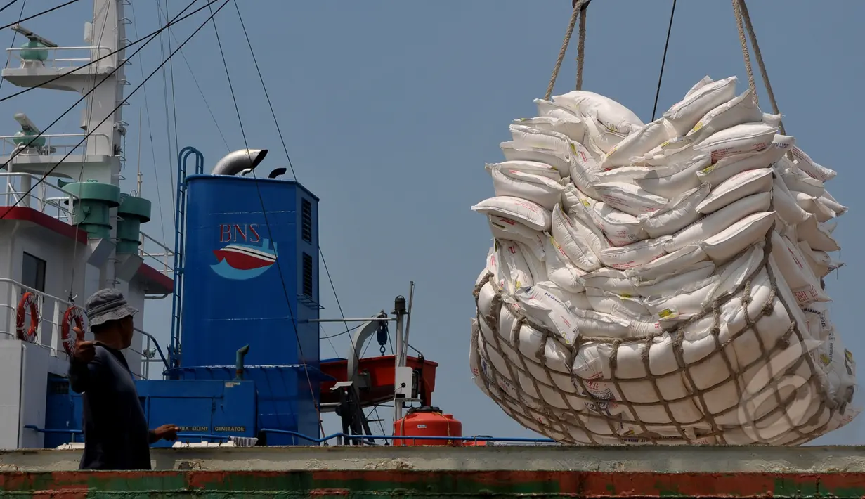 Sejumlah Buruh saat bongkar muat bahan pokok makanan di Pelabuhan Sunda Kelapa, Jakarta, Senin (24/3). Menteri Ketenagakerjaan Hanif Dhakiri mengatakan upah buruh perusahaan harus naik setiap tahunnya. (Liputan.com/Johan Tallo)