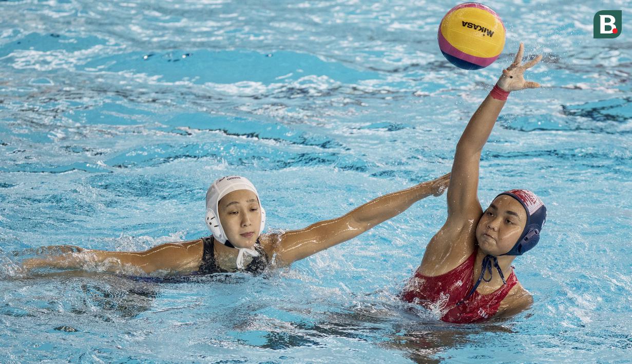 Pemain polo air putri Indonesia, Alya Nadira, saat melawan tim polo air Jepang pada laga Asian Games di Aquatic Center, GBK, Jakarta, Kamis (16/8/2018). Jepang menang 15–4 atas Indonesia. (Bola.com/Vitalis Yogi Trisna)