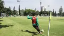 Pemain Timnas Indonesia, Septian David melakukan tendangan sudut saat latihan di Lapangan ABC Senayan, Jakarta, Minggu (18/3/2018). Latihan ini merupakan persiapan jelang laga uji coba melawan Singapura. (Bola.com/Vitalis Yogi Trisna)