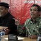 Ketua Fraksi PDI Perjuangan DPRD DKI Jakarta Gembong Warsono (kanan) memberikan keterangan pers di Gedung DPRD DKI Jakarta, Rabu (24/1). PDI-P juga menyoroti pembentukan tim gubernur untuk percepatan pembangunan (TGUPP). (Liputan6.com/Arya Manggala)