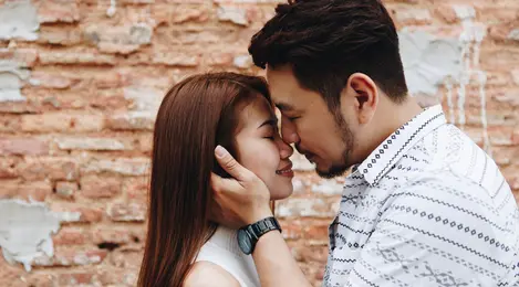 Kenapa Saat Akan Berciuman Di Bibir Tangan Refleks Memegang Wajah Pasangan Lifestyle Fimela Com