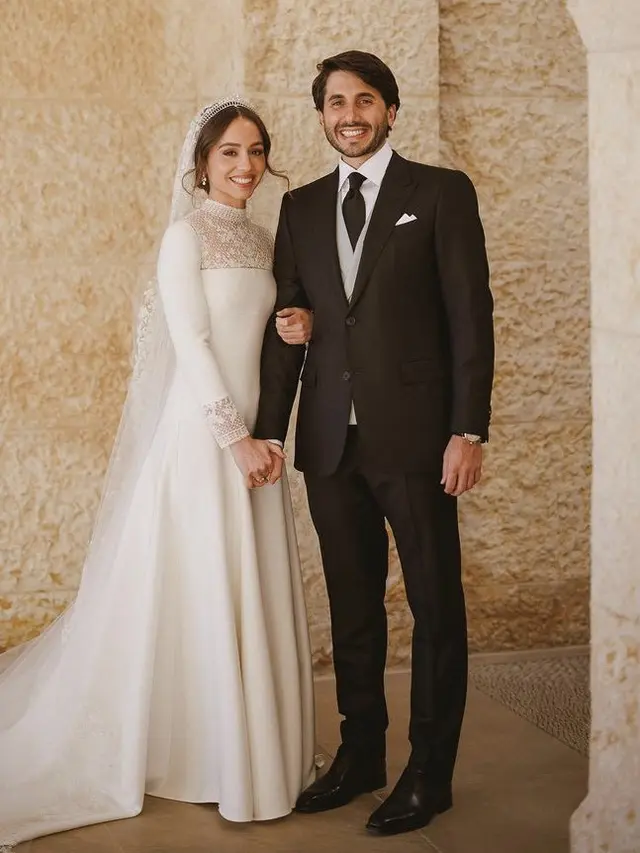 Putri Yordania Dibalut Gaun Putih dari Dior di Hari Pernikahan