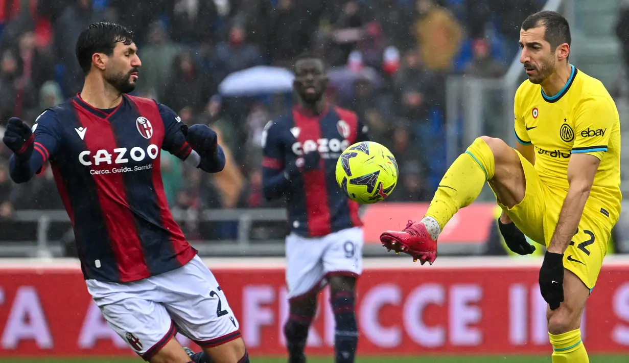Gelandang Inter Milan, Henrikh Mkhitaryan (kanan) mengontrol bola di depan gelandang Bologna, Roberto Soriano pada laga Liga Italia 2022/2023 di Renato Dall'Ara Stadium, Bologna (26/2/2023). Henrikh Mkhitaryan pernah membela Arsenal selama 1,5 musim mulai tengah musim 2017/2018 hingga akhir musim 2018/2019 dan tampil dalam total 59 laga di semua ajang dengan torehan 9 gol dan 13 assist. Pada 2020/2021 ia dipermanenkan AS Roma setelah semusim berstatus pinjaman. Inter Milan kemudian meminangnya sejak awal musim 2022/2023. (AFP/Alberto Pizzoli)