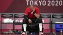 Ekspresi kekecewaan Mohamed Shebib dari Mesir setelah kalah dari Prancis dalam pertandingan semifinal bola tangan putra pada Olimpiade Tokyo 2020,  Kamis (5/8/2021). (Foto: AP/Sergei Grits)