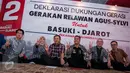 Basuki Tjahaja Purnama (Ahok) bersama Sekretaris Dewan Pembina Partai Demokrat Adjeng Ratna Suminar (kedua kanan) melakukan salam dua jari saat deklarasi dukungan Relawan Agus - Sylvi di Menteng, Jakarta Pusat, Senin (13/3). (Liputan6.com/Gempur M Surya)