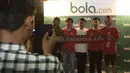 Sejumlah pendukung Liverpool foto bersama saat akan nonton bareng laga Manchester United melawan Liverpool di Alibaba Futsal, Bekasi, Minggu (13/9/2015). (Bola.com/Vitalis Yogi Trisna)
