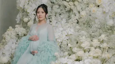 Jessica Tanoesoedibjo jalani maternity shoot dengan beragam tema dan busana, salah satunya pakai gaun warna tosca. Properti bunga-bunga sangat mendukung maternity shoot Jessica Tanoe dan sangat cocok karena bayi yang dikandung Jessica adalah perempuan. Tatanan rambut yang dicepol dan dengan polesan makeup natural membuat pesona anak Hary Tanoesoedibjo ini makin terpancar. (Liputan6.com/IG/@jessicatanoe)