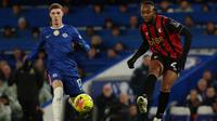 Striker Bournemouth asal Ghana #24 Antoine Semenyo (kanan) mengoper bola di depan gelandang Chelsea asal Inggris #10, Cole Palmer (kiri), selama pertandingan Liga Inggris antara Chelsea dan Bournemouth di Stamford Bridge, London, Rabu (31-12-2025) dini hari WIB. (Adrian Dennis/AFP)