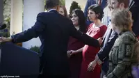 Saat Berpidato, Obama Tolong Wanita Hamil yang Nyaris Pingsan