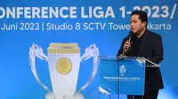 Ketua umum PSSI, Erick Thohir dalam konferensi pers Liga 1 2023/2024 di SCTV Tower, Jakarta pada Kamis (15/6/2023). (Bola.com/Bagaskara Lazuardi)