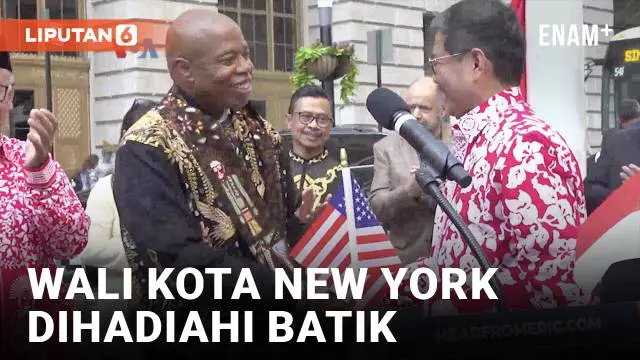 Wali Kota New York kenakan jaket batik saat pengibaran perdana bendera Merah Putih di New York 19 Agustus lalu. Ini jadi bagian dari peringatan hubungan diplomatik Indonesia-AS 75 tahun dalam momentum perayaan kemerdekaan RI di Amerika. Selengkapnya ...