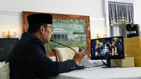 Gubernur Jabar Ridwan Kamil memberikan tausiah secara virtual pada prosesi pernikahan Santi Sopandi dan Adli Anshari, dari Gedung Pakuan, Kota Bandung, Sabtu (6/6/2020). (Foto: Humas Jabar)