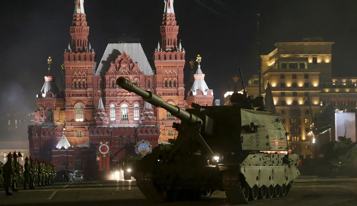 Howitzer swagerak "Koalitsiya-SV", terlihat saat latihan parade kemenangan di Red Square, Moscow Rusia, (4/5/2015). Alutsista satu ini mampu menembakan amunisi hinga puluhan kilometer dan sanggup berenang di wilayah perairan. (REUTERS/Maxim Shemetov) 