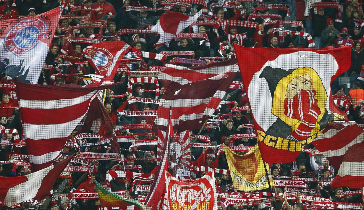 Suporter Bayern Munchen memadati stadion untuk memberi dukungan kepada timnya  pada lanjutan Liga Champions Gurp F di Stadon Allianz Arena, Munich, Jerman, Rabu ( 25/11/2015) dini hari WIB. (REUTERS/Michael Dalder) 