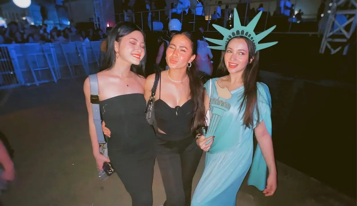 Megan Domani jadi Patung Liberty [Instagram/megandomani1410]
