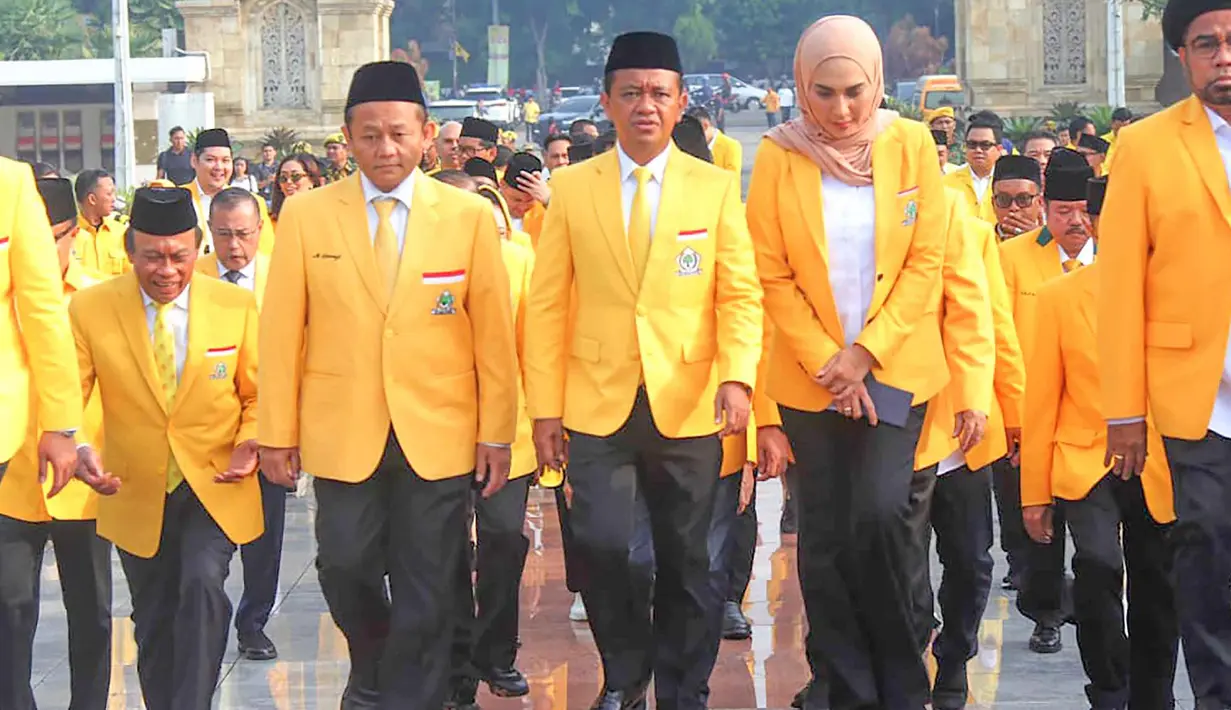 Ketua Umum Partai Golkar, Bahlil Lahadalia (tengah) bersama jajaran petinggi partai berlambang pohon beringin berjalan bersama sesaat tiba di Taman Makam Pahlawan (TMP) Kalibata, Jakarta, Senin (20/10/2025). (merdeka.com/Arie Basuki)
