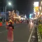 Akses ruas Jalan Kayutangan Malang ditutup sementara pada Senin, 31 Januari 2022. Namun warga tetap ramai datang berkunjung berjalan kaki menyusuri kawasan heritage untuk berfoto dengan latar lampu hias (Liputan6.com/Zainul Arifin)