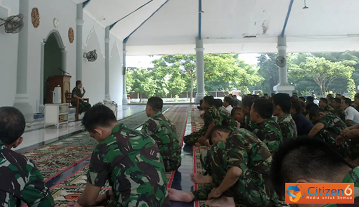 Citizen6, Surabaya: Sedikitnya 250 orang prajurit dan PNS Kobangdikal mengikuti siraman rohani berupa Kuseri agama Islam yang di gelar di Mesjid Ibadurrahman, Kesatrian Bumimoro, Kobangdikal, Surabaya, Rabu (25/7). (Pengirim: Penkobangdikal)