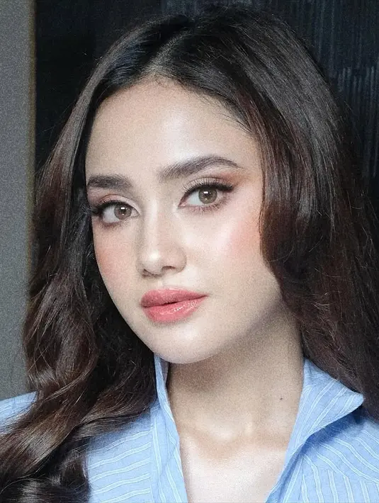 Penampilan terbaru Syifa Hadju kembali mencuri perhatian tersendiri. Ia pancarkan aura bride to be [@adliacornain]