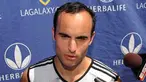 Landon Donovan saat diwawancarai media massa seusai sesi latihan Los Angeles (LA) Galaxy di Home Depot Stadium, Los Angeles, 13 Juli 2009. AFP PHOTO/Mark RALSTON 
