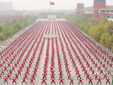 Ribuan orang melakukan pertunjukan bela diri Taichi di Provinsi Henan, Cina, Minggu (18/10/2015). Kota ini berhasi memecahkan Guinness World Record dengan jumlah terbanyak  berlatih bela diri secara bersamaan. (REUTERS/Stringer) 