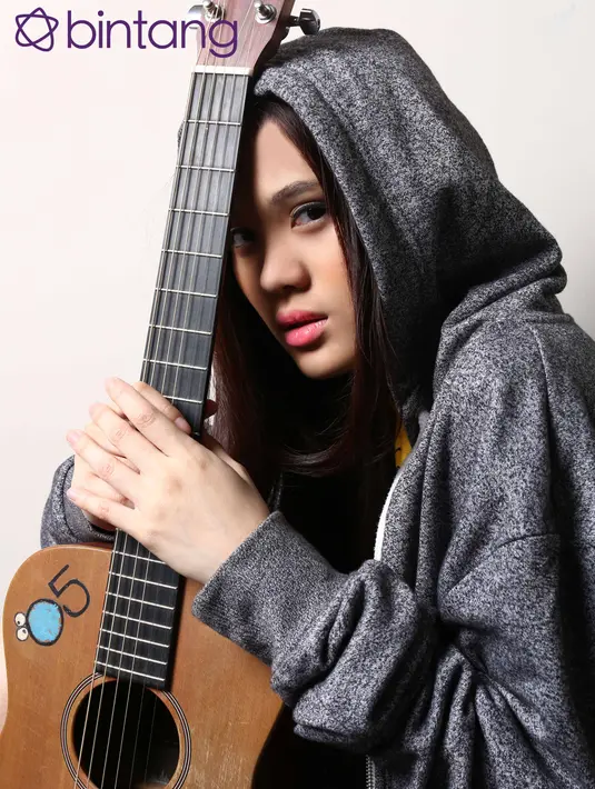 Bagi Sheryl Sheinafia, “music is my soulmate,” bungsu dari 5 bersaudara ini  menganggap jika tanpa musik, ia tidak akan mendapat keberuntungan dan kebahagiaan yang selama ini ia rasakan. (Galih W. Satria/Bintang.com)